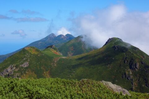 羅臼岳から硫黄山やサシルイ岳