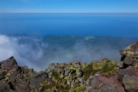 羅臼岳山頂からオホーツク海と知床五胡