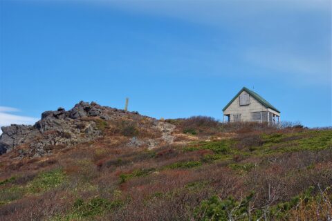 船形山山頂と避難小屋
