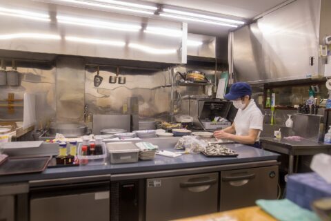 「讃岐うどん 蓮」 （川崎市宮前区犬蔵一丁目9-21） の厨房