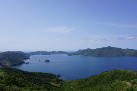 知夫村（知夫里島）の最高峰である赤ハゲ山から見える島前カルデラの景色