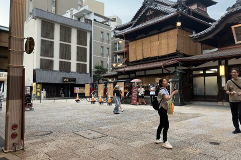 道後温泉本館と道後の人力車（2025年7月）
