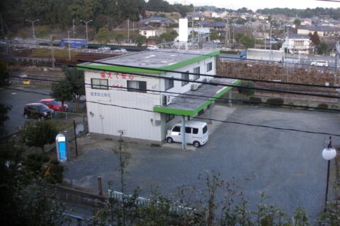 千塔山丘陵から城ノ上丘陵を望む。中央の会社敷地内に標柱(下方白色ゲート左側)があるのみ。