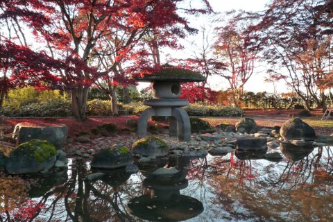 旧池田氏庭園内、雪見灯籠