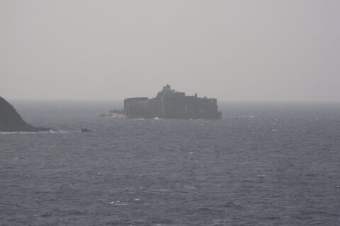 高島の軍艦島が見える丘から見た軍艦島。