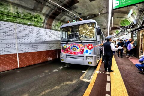 富山県中新川郡立山町、黒部ダム駅、関電トンネルトローリーバス