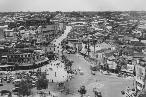 ​1952年（昭和27年）、現在の渋谷スクランブル交差点から西側方向を撮影。左下隅にはベンチに囲まれたハチ公の像が見える。