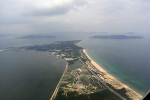ja:海ノ中道空撮。右奥はja:志賀島、左奥はja:能古島