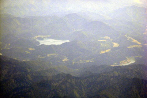 沼沢湖空撮。右下 只見川。右上 野尻川