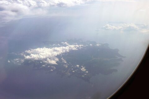 ja:隠岐諸島空撮、手前・ja:島後、奥・ja:島前。定期航空機より