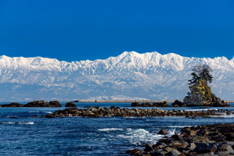 雨晴海岸（女岩・立山連峰）