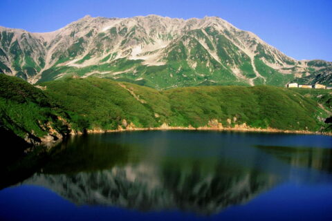 立山とミクリガ池、右中央に室堂山荘