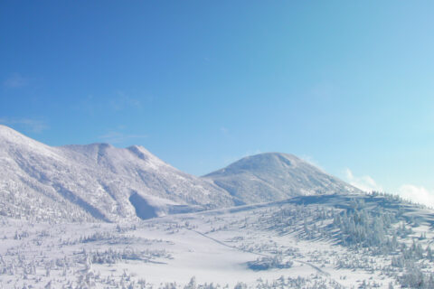 八甲田山の井戸岳(左)と大岳(右)を望む。左端に見切れているのが赤倉岳。大岳の右手前が田茂萢岳。東南東を向いて撮影。なお座標は非撮影者による目安です。