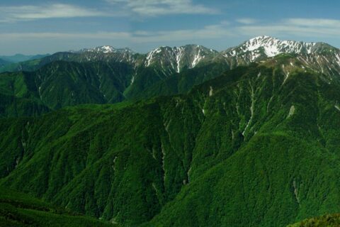 ​観音岳から望む赤石山脈南部と白峰三山
