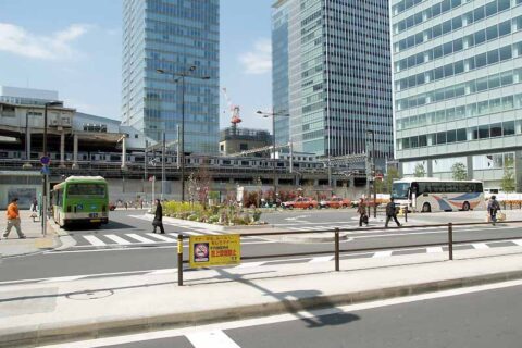 2005年8月25日のつくばエクスプレス開業に先立って8月24日に開設された秋葉原駅交通広場をヨドバシカメラ正面入口付近から。画面右手が上野方面。 2007年3月26日Comyu撮影。