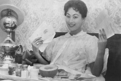 1959 Press Photo Miss Universe Akiko Kojima Breakfast in Bed (Long Beach, Califonia, US)