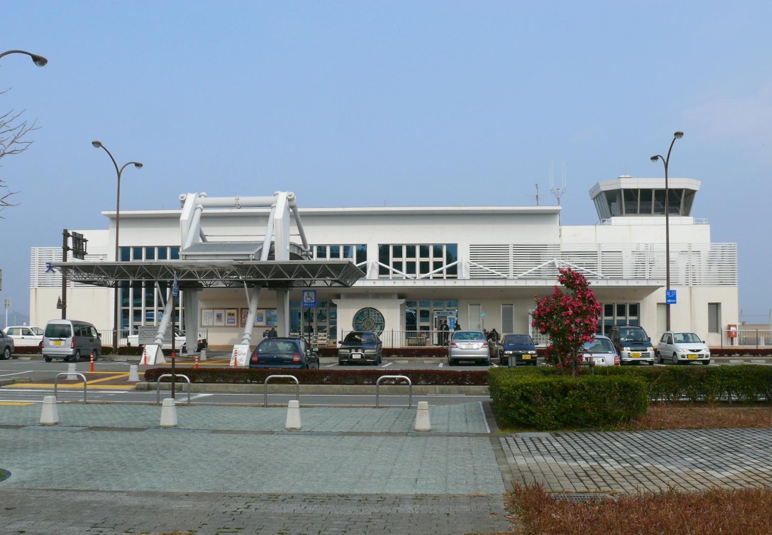 Amakusa airport terminal building (Japan,Kumamoto,Amakusa-City). See also ja:天草飛行場 for more information(written in Japanese). 天草空港のターミナルビル。 駅の所在地は熊本県天草市五和町。 天草空港前の、広場より撮影。