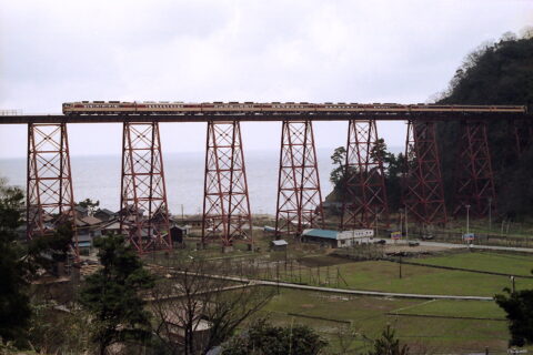 余部橋梁 1978年 特急「あさしお」 ※青い屋根の建物に列車が落下（現在の慰霊碑）