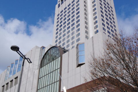大阪市北区茶屋町の阪急茶屋町ビルディング。通称アプローズタワー。ビル内にあるホテル阪急インターナショナル、梅田芸術劇場などの商業施設群は「ちゃやまちアプローズ」と総称される。1992年10月竣工。地上34階、地下3階。設計・施工は竹中工務店。建築主は阪急不動産、コマ・スタジアム。屋上のヘリポートを利用した制震装置が設置されている。阪急電鉄本社ビルとともに第14回大阪まちなみ賞（1994年度）大阪市長賞を受賞。晴天時にビル南西側から北東向