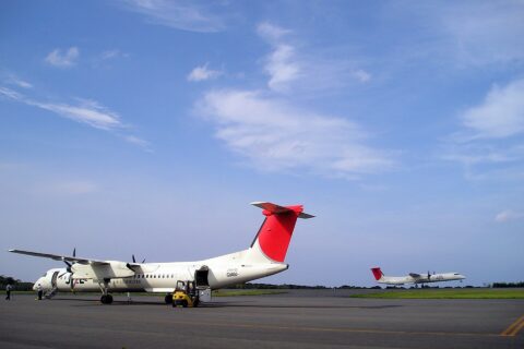 鹿児島県熊毛郡屋久島町（屋久島）にある屋久島空港に駐機する航空機（Q400）。