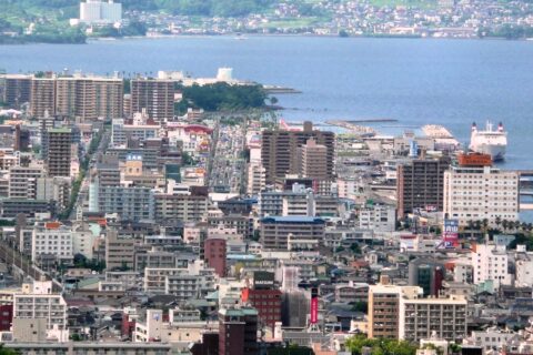 ​別府市郊外、餅ヶ浜～上人地区の高層マンション群。