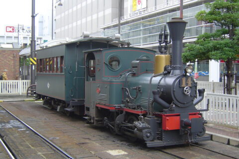 伊予鉄道「坊っちゃん列車 No.14」。松山市電停で撮影。