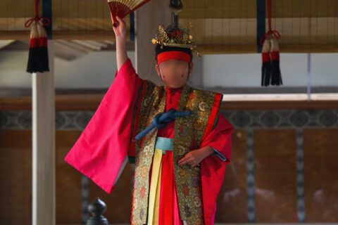 越後一宮彌彦神社の妻戸大神例祭（妃神例祭）に舞殿で奏される、舞楽「大々神楽」の「抜頭」（稚児舞一人）。国重要無形民俗文化財に指定されている。