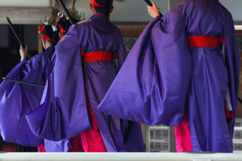 越後一宮彌彦神社の妻戸大神例祭（妃神例祭）に舞殿で奏される、舞楽「大々神楽」の「戟舞」（稚児舞四人）。国重要無形民俗文化財に指定されている。