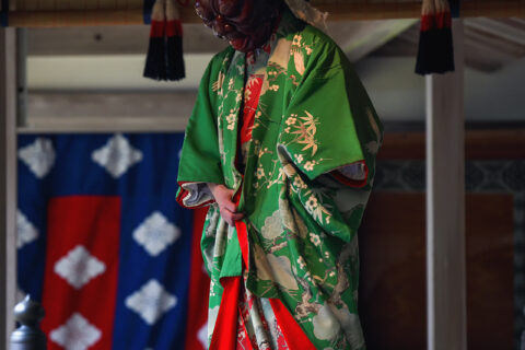 ​越後一宮彌彦神社の妻戸大神例祭（妃神例祭）に舞殿で奏される、舞楽「大々神楽」の「安摩」（大人面舞一人）。国重要無形民俗文化財に指定されている。