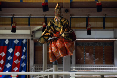 越後一宮彌彦神社の妻戸大神例祭（妃神例祭）に舞殿で奏される、舞楽「大々神楽」の「神面」（大人面舞一人）。国重要無形民俗文化財に指定されている。 国重要無形文化財に指定されている。
