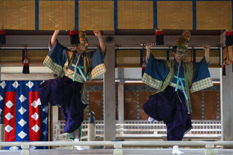 越後一宮彌彦神社の妻戸大神例祭（妃神例祭）に舞殿で奏される、舞楽「大々神楽」の「大納蘇利」（大人面舞二人）。国重要無形民俗文化財に指定されている。