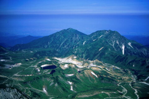 立山から望む大日連峰と室堂、左の池はミクリガ池とミドリガ池
