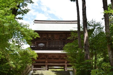 鎌倉市の北鎌倉駅から徒歩5分の場所にある円覚寺の山門。
