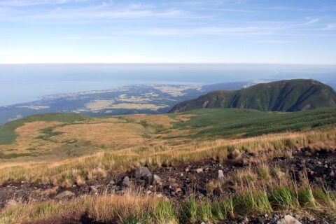 鳥海山の御浜小屋の西から北北西の眺め。右に見えるのは稲倉岳。中央奥に鳥海山の山体崩壊でできた象潟が見える。