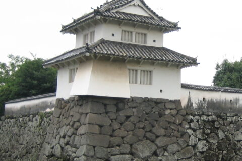 photo of Funai Castle Hitojichi-yagura and Base of The Keep Tower in Honmaru cropped version of https://commons.wikimedia.org/wiki/File:Funai_Castle_02.jpg