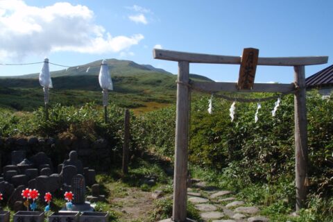 弥陀ヶ原付近より見た月山山頂