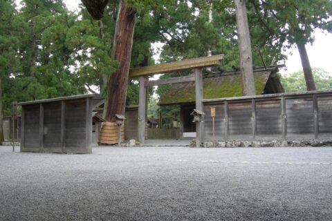 日本の三重県伊勢市にある豊受大神宮正宮の画像。玉垣と立木に囲まれており、社殿は一部しか見えない。