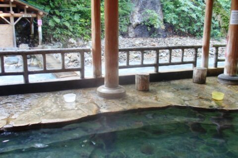 夏油温泉、真湯と川向うの目の湯