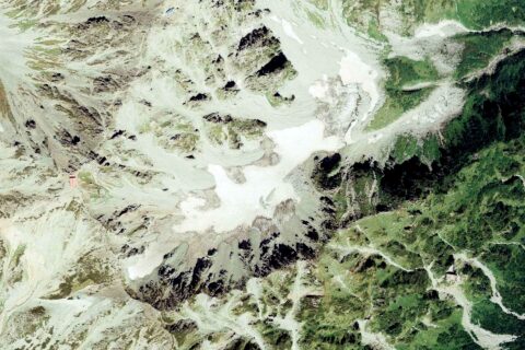 ​御前沢氷河（富山県中新川郡立山町）の空中写真。CCB772-C8B-7を使用作成。