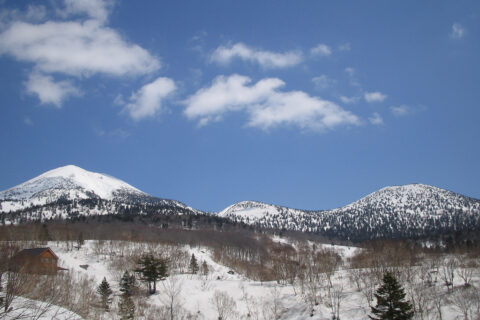八甲田山の大岳(左)と硫黄岳(右)を西から望む。なお座標は目安です。