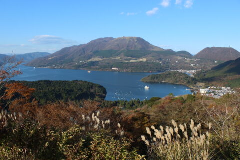箱根火山のカルデラ内と中央火口丘群を南から望む。くらかけ展望台から撮影。
