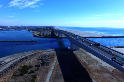 静岡県の浜名湖に掛かる浜名大橋の空撮。