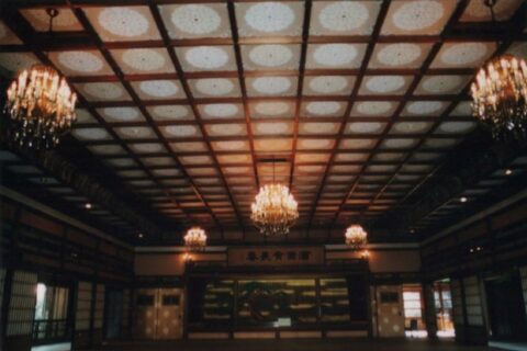 賓日館の大広間