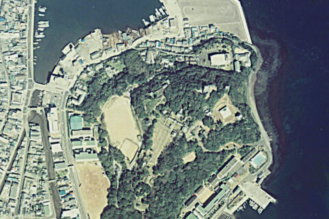 *説明: 長崎県平戸市にある平戸城の空中写真 空中写真の北方向: 整理番号:CKU-77-3 撮影年度: 昭和52年度 (1977年度) 地区名:唐津 撮影縮尺: 1/10000 地形図番号:NI-52-16-8 撮影コース: C16A 写真番号:8 出典: 国土画像情報 (カラー空中写真)