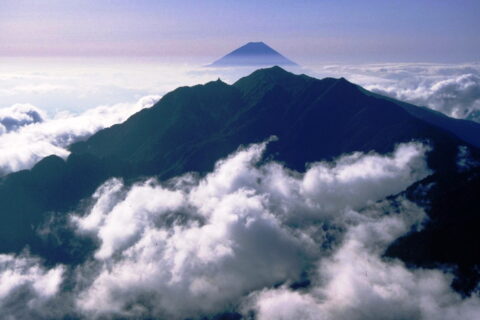 甲斐駒ヶ岳から望む鳳凰三山と富士山と雲海