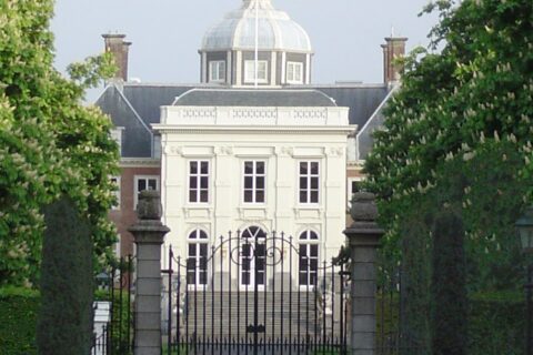 Huis ten Bosch, residence of the Queen of the Netherlands in The Hague Made by Joris 2004. Kopie van nl::Afbeelding:Huis ten Bosch.JPG, PD, bewerkt.