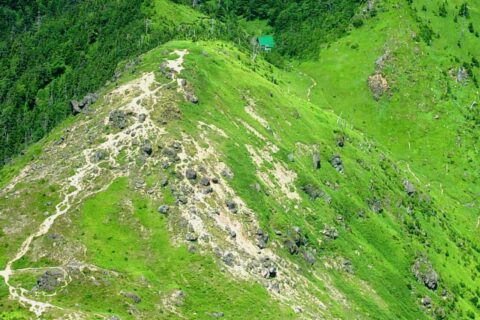 焼岳北峰方面から望む展望台と焼岳小屋