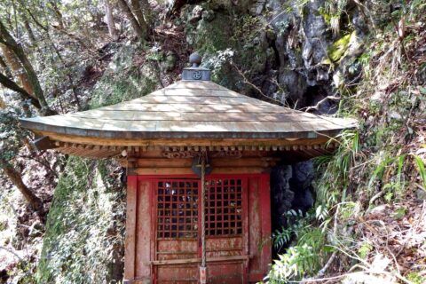​氷柱観音で、堂の右側にある