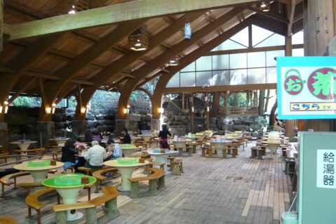 唐船峡の指宿市営唐船峡そうめん流し。