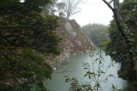 ​石垣と堀跡